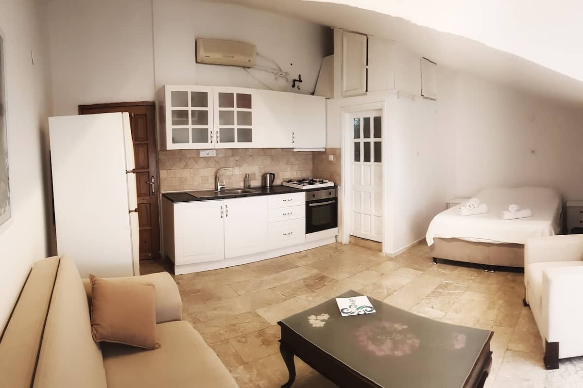 Economy Studio | 1 bedroom, iron/ironing board, free WiFi, bed sheets