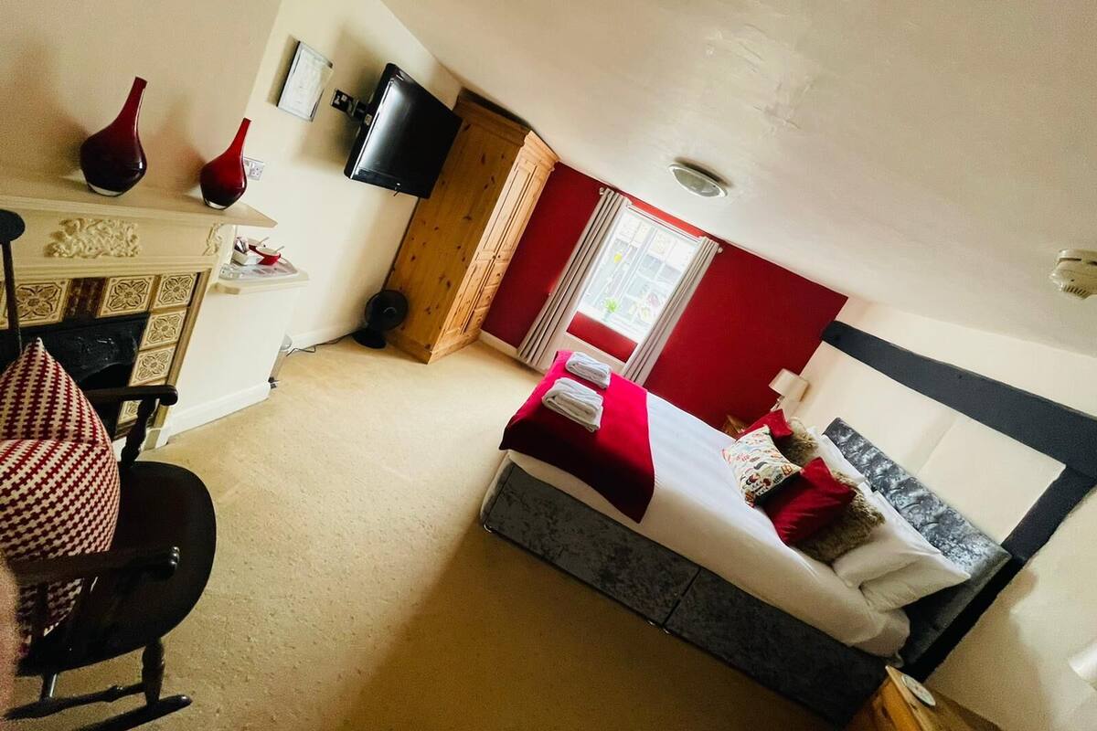 Deluxe Room | Egyptian cotton sheets, premium bedding, WiFi (free)
