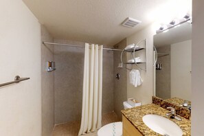 Douche, sèche-cheveux, serviettes fournies, shampoing