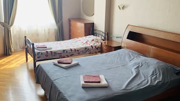 Apartment, Meerblick | Schreibtisch, schallisolierte Zimmer, Bügeleisen/Bügelbrett