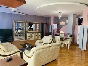 Apartamento, vistas al mar | Sala de estar | Una televisión de pantalla plana