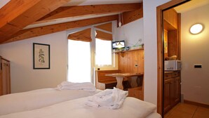 Habitación doble | Cortinas blackout, cunas gratuitas, wifi gratis y ropa de cama 