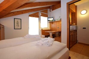 Cortinas blackout, cunas gratuitas, wifi gratis y ropa de cama 