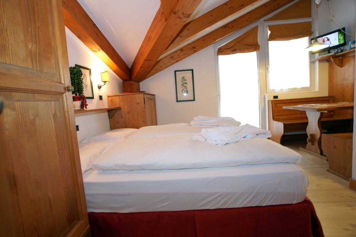 Double Room | Blackout curtains, free cots/infant beds, free WiFi, bed sheets