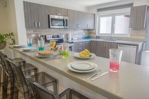 ثلاجة، ميكروويف، فرن، موقد طهي مسطح