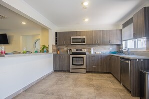 ثلاجة، ميكروويف، فرن، موقد طهي مسطح