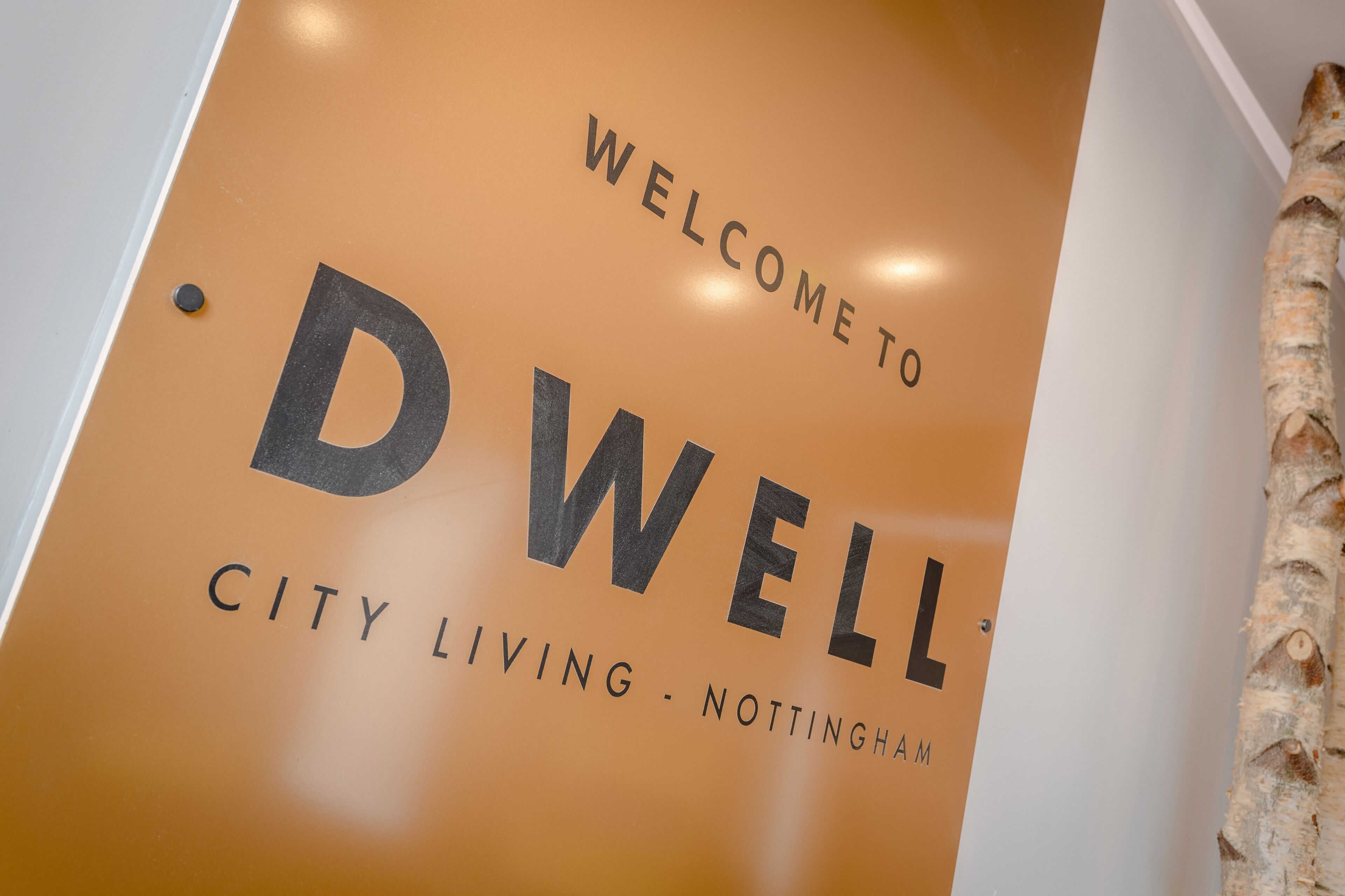 Opastekyltissä lukee: ”TERVETULOA DWELL CITY LIVING -NOTTINGHAM -ASUINALUEELLE”.