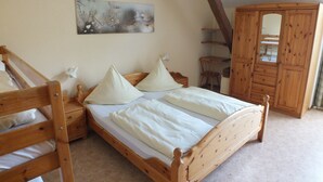 Ein Schlafzimmer mit einem hölzernen Bett, einem Holzschrank und einem Bild an der Wand.