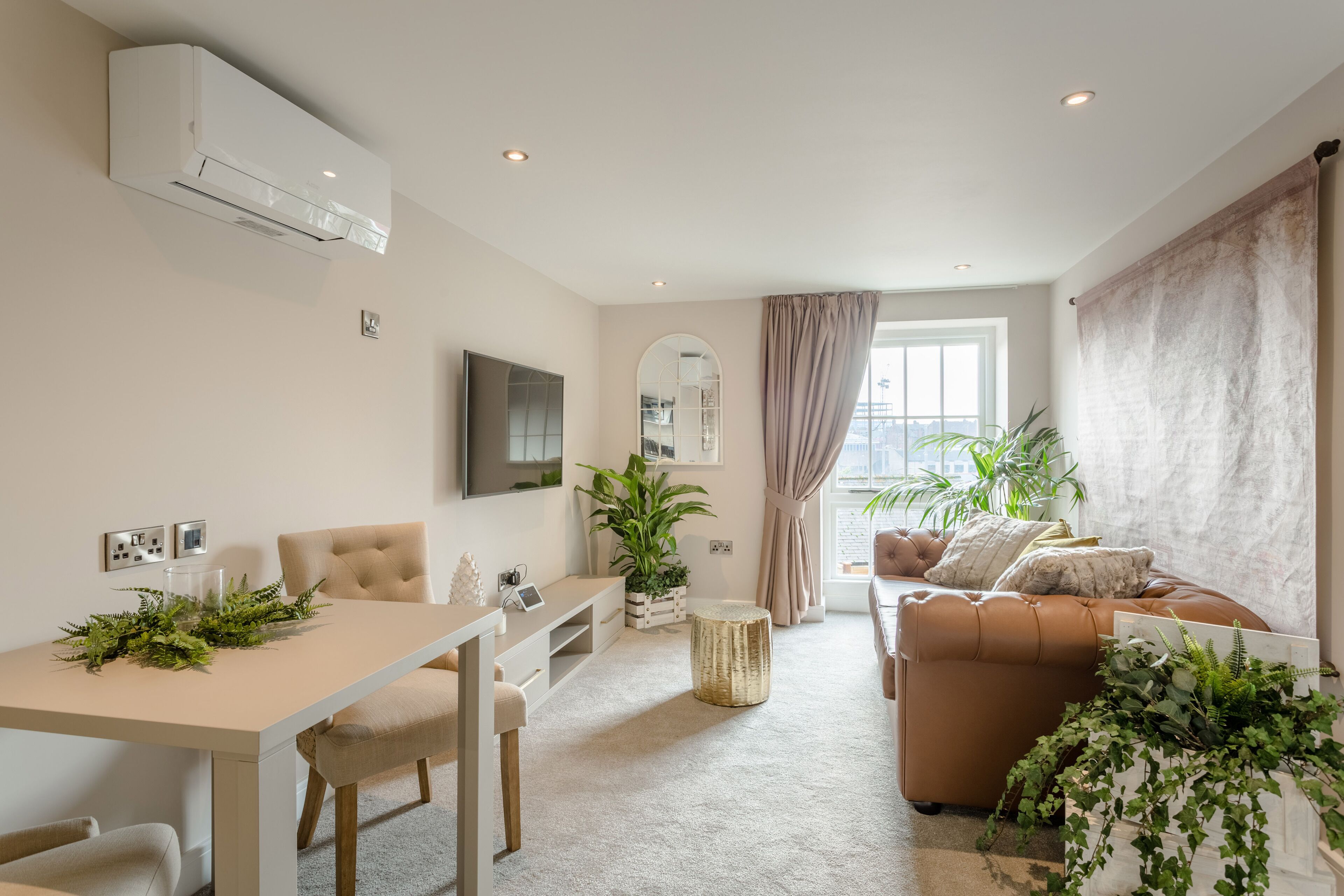 Linen | Living area | Plasma TV