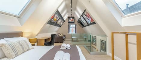 Memorabilia | Individually furnished, laptop workspace, soundproofing, free WiFi