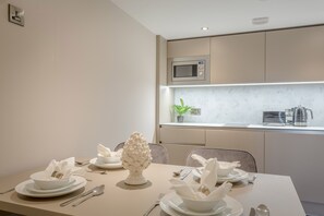 Heathcote | In-room dining - Heritage Mews (Nottingham)