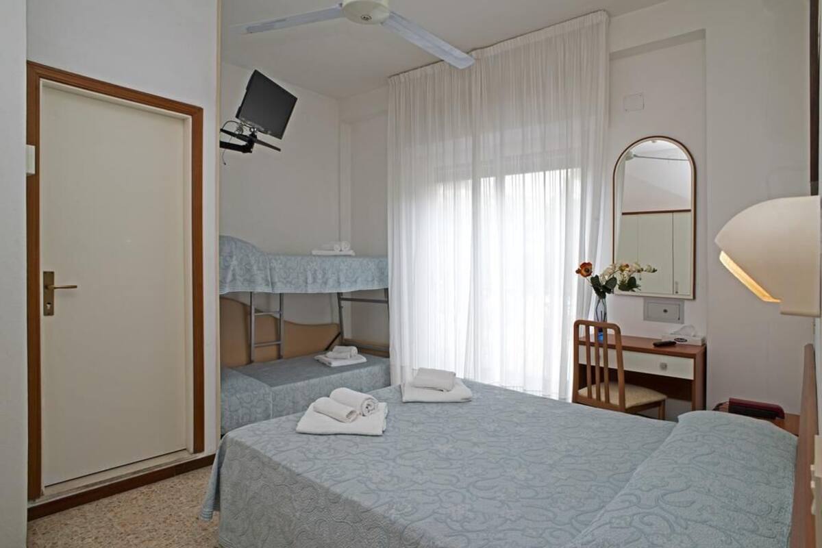 Vierbettzimmer | Schreibtisch, kostenloses WLAN, Bettwäsche
