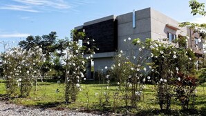 A modern building with a flat roof and a large window. - Maple Farm (Guangfu)
