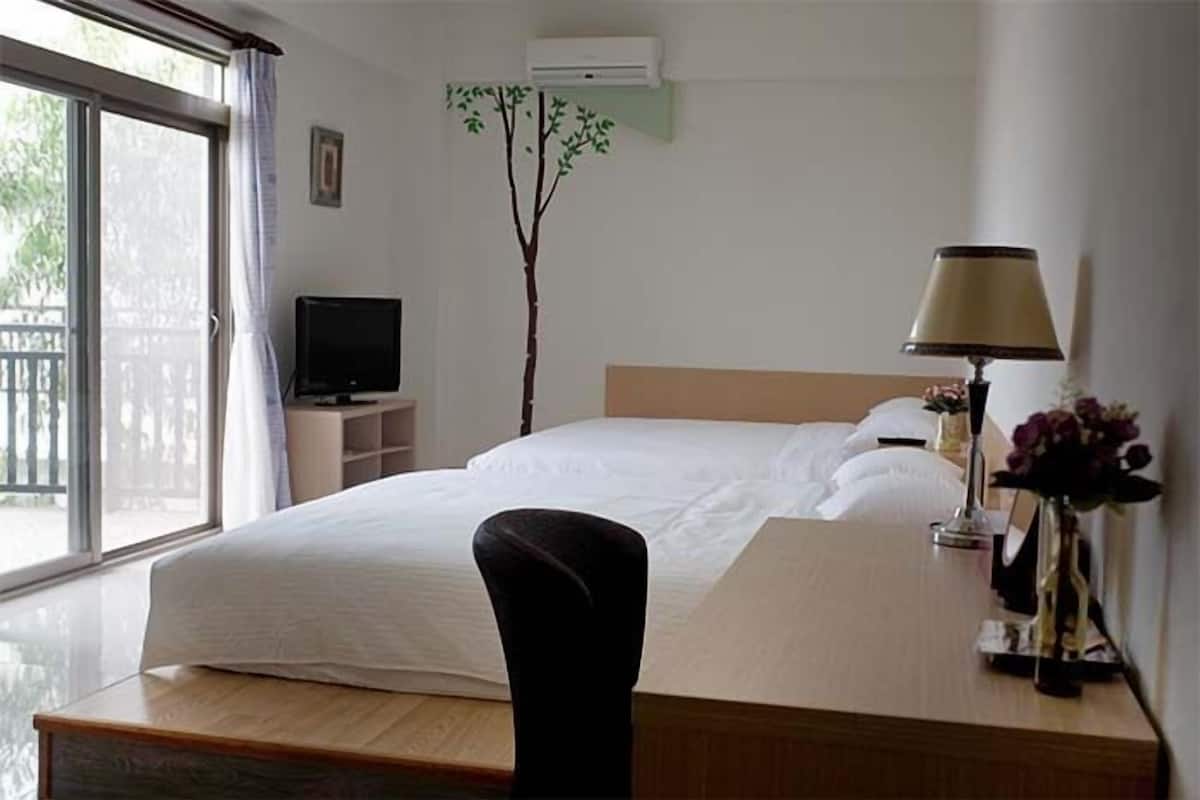 Habitación cuádruple familiar (203) | Escritorio, sistema de insonorización, wifi gratis y ropa de cama