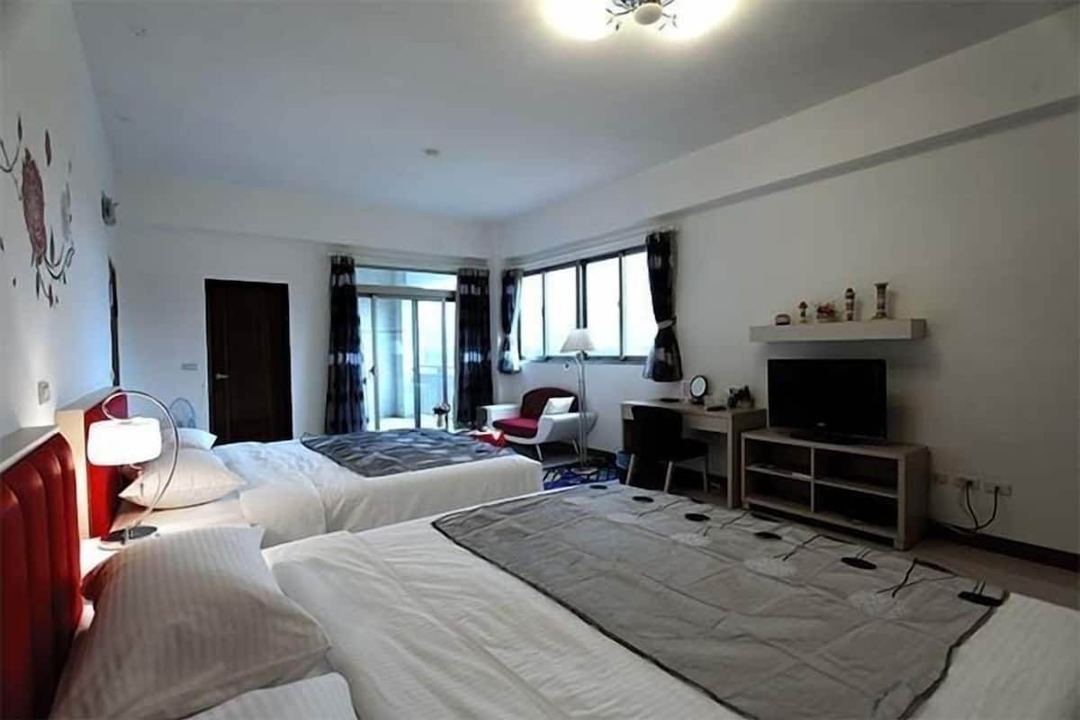 Habitación cuádruple (202) | Escritorio, sistema de insonorización, wifi gratis y ropa de cama