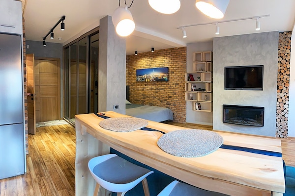 Signature Studio Suite | Hypo-allergenic bedding, soundproofing, iron/ironing board, free WiFi