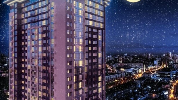 Un immeuble de grande hauteur, doté de nombreux étages et d’une structure angulaire remarquable.