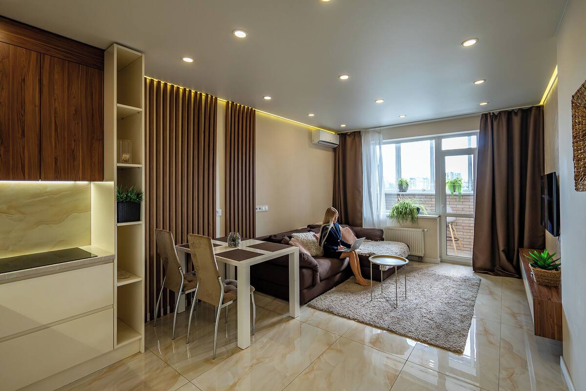 Una sala moderna con un sofá, una mesa de comedor y un televisor.