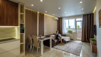 Deluxe Apartment | Hypo-allergenic bedding, soundproofing, iron/ironing board, free WiFi
