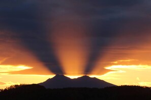 A mountain silhouette with rays of sunlight. - Guest House Ichibangai Room 403 / Kitami Hokkaidō (Kitami)