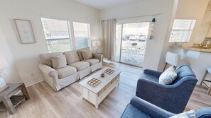 Condo, 3 Bedrooms | Living area