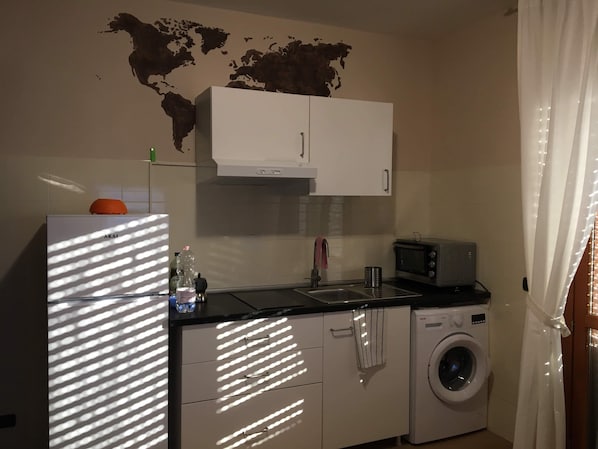 Een koelkast, een microgolfoven, een oven, een kookplaat