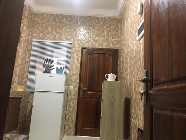 Căn hộ phong cách cổ điển, 2 phòng ngủ | Tủ lạnh nhỏ
