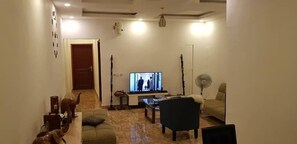 Căn hộ tiện nghi đơn giản, 1 phòng ngủ | Khu phòng khách | TV màn hình phẳng 40-inch có truyền hình vệ tinh, TV