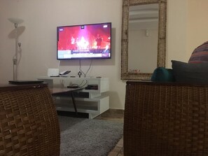 Apartamento clássico, 2 quartos | Sala de estar | TV de tela plana 40 polegadas com canais via satélite, TV