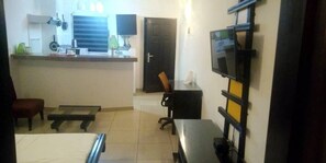 Studio Tiêu chuẩn | Khu phòng khách | TV màn hình phẳng 40-inch có truyền hình vệ tinh, TV