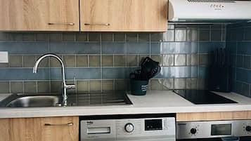 Fridge, microwave, oven, coffee/tea maker