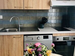 Een koelkast, een magnetron, een oven, een koffiezetapparaat/waterkoker
