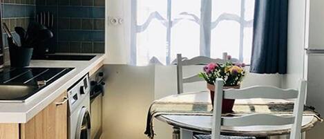 Kühlschrank, Mikrowelle, Ofen, Wasserkocher mit Kaffee-/Teezubehör