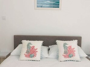 1 slaapkamer, geluiddichte muren, een strijkplank/strijkijzer