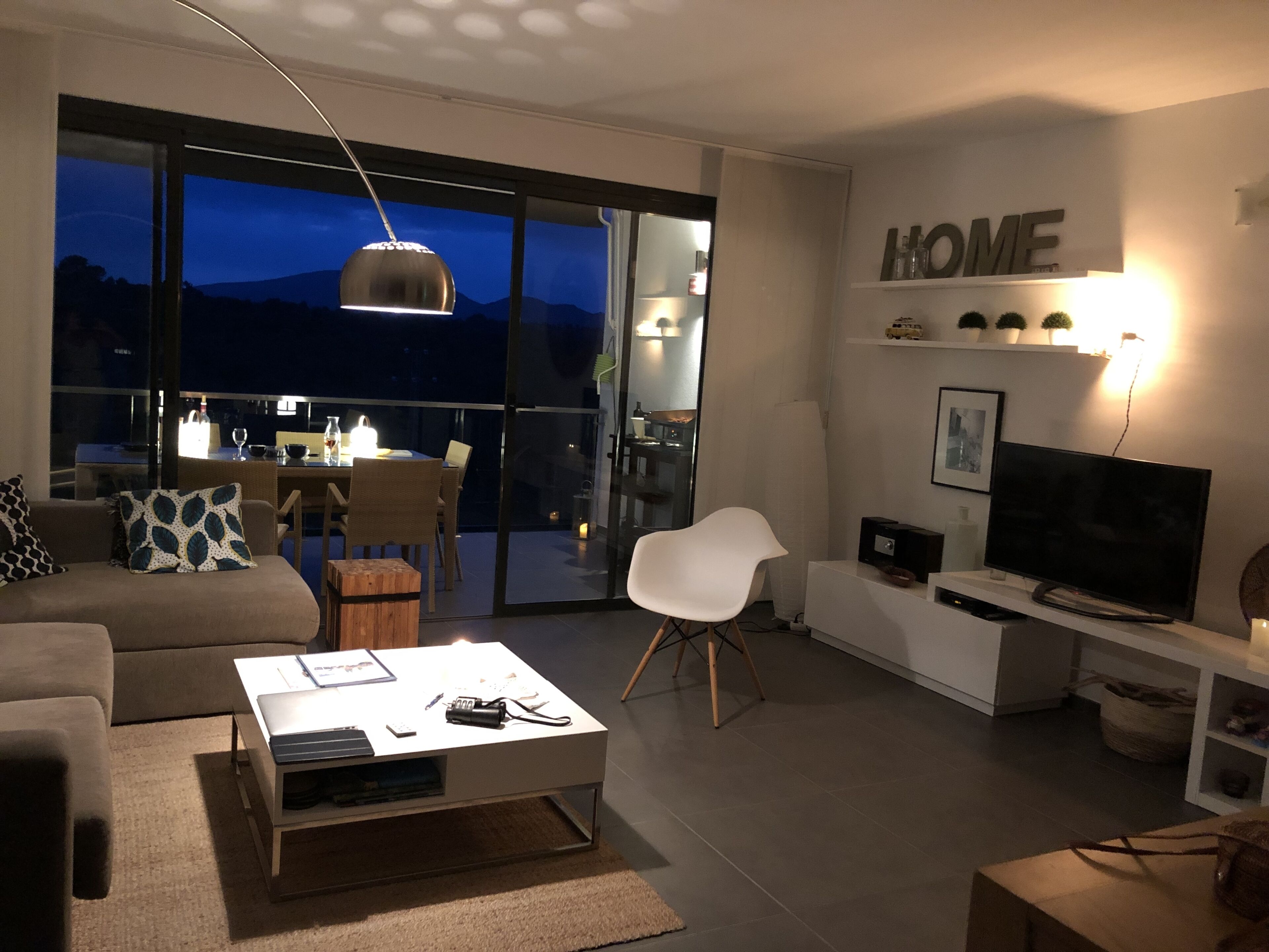 Smart TV, books, stereo