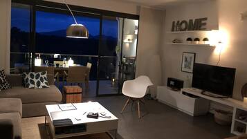 Smart TV, books, stereo