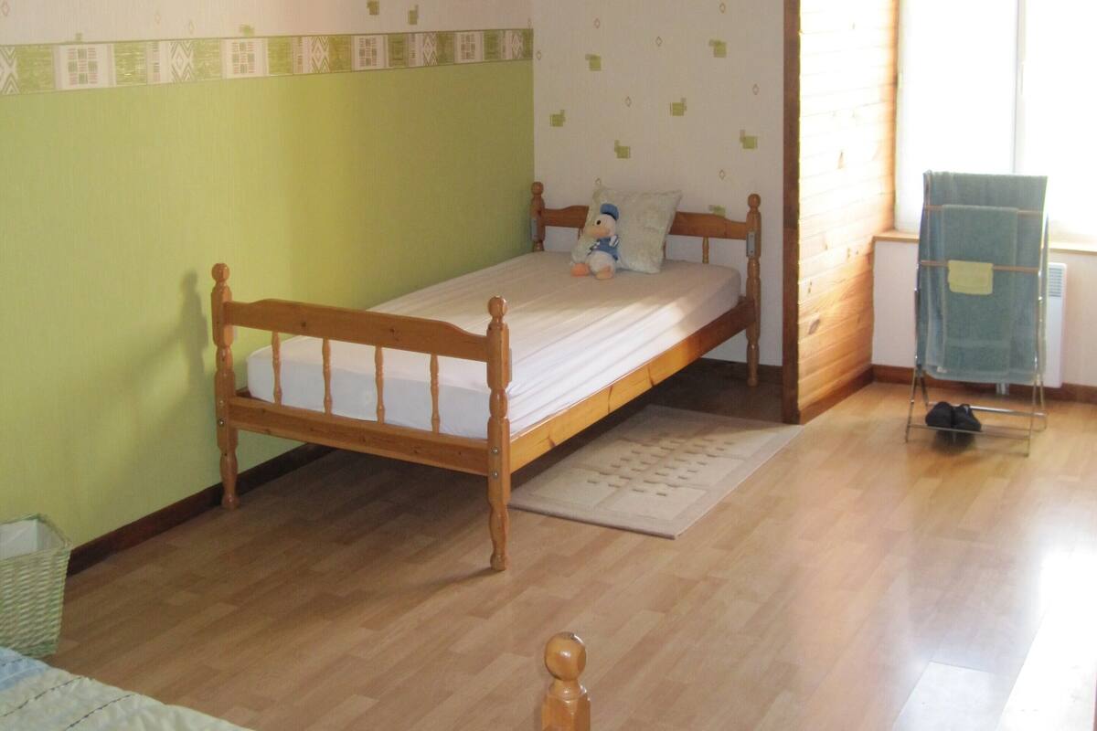 Habitación con 2 camas individuales | Decoración personalizada, muebles diferentes y cunas gratuitas