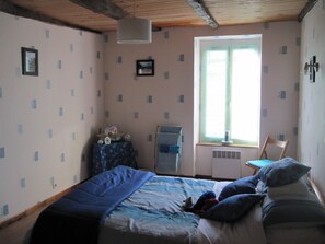 Individually decorated, individually furnished, free cots/infant beds