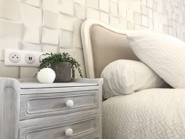 Chambre supérieure, non-fumeur, vue sur la cour intérieure | Literie de qualité, décor unique, ameublement unique, bureau