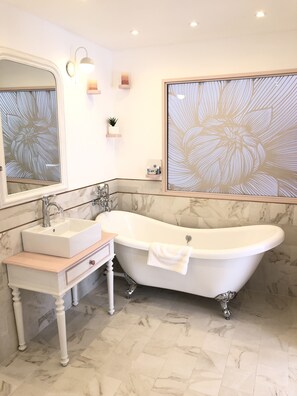 Chambre supérieure, non-fumeur, vue sur la cour intérieure | Salle de bain | Baignoire et douche séparées, pomme de douche hydromassante