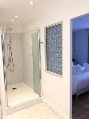 Superior Room, Non Smoking, Courtyard View | Bathroom - Le Coeur de la Bastide (Carcassonne)