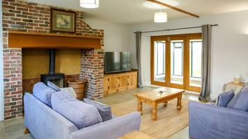 Bungalow tiện nghi đơn giản | Khu phòng khách | TV màn hình phẳng 37-inch có truyền hình kỹ thuật số, TV, lò sưởi