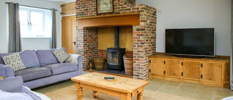 Comfort Bungalow | Living area | 37-inch flat-screen TV with digital channels, TV, fireplace