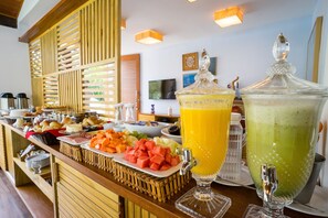 Petit déjeuner complet compris tous les jours