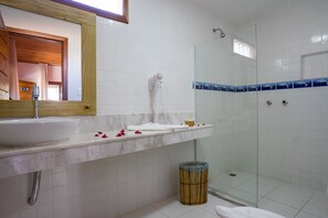 Standard Double Room | Bathroom | Shower, hair dryer, towels - Pousada Paraíso do Forte (Mata de São João)