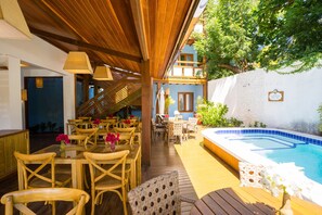 Bar vid poolen