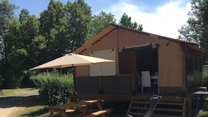 Family Tent (Lodge Safari confort) | Terrace/patio - Camping de la Tête Noire (Buzancais)