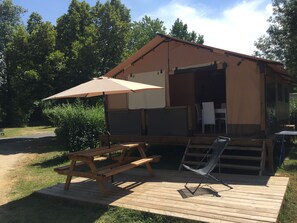 Family Tent (Lodge Safari confort) | Terrace/patio - Camping de la Tête Noire (Buzancais)