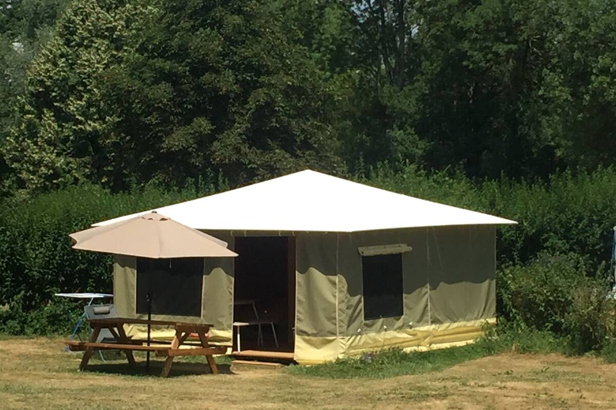 Tent, gedeelde badkamer | Terras