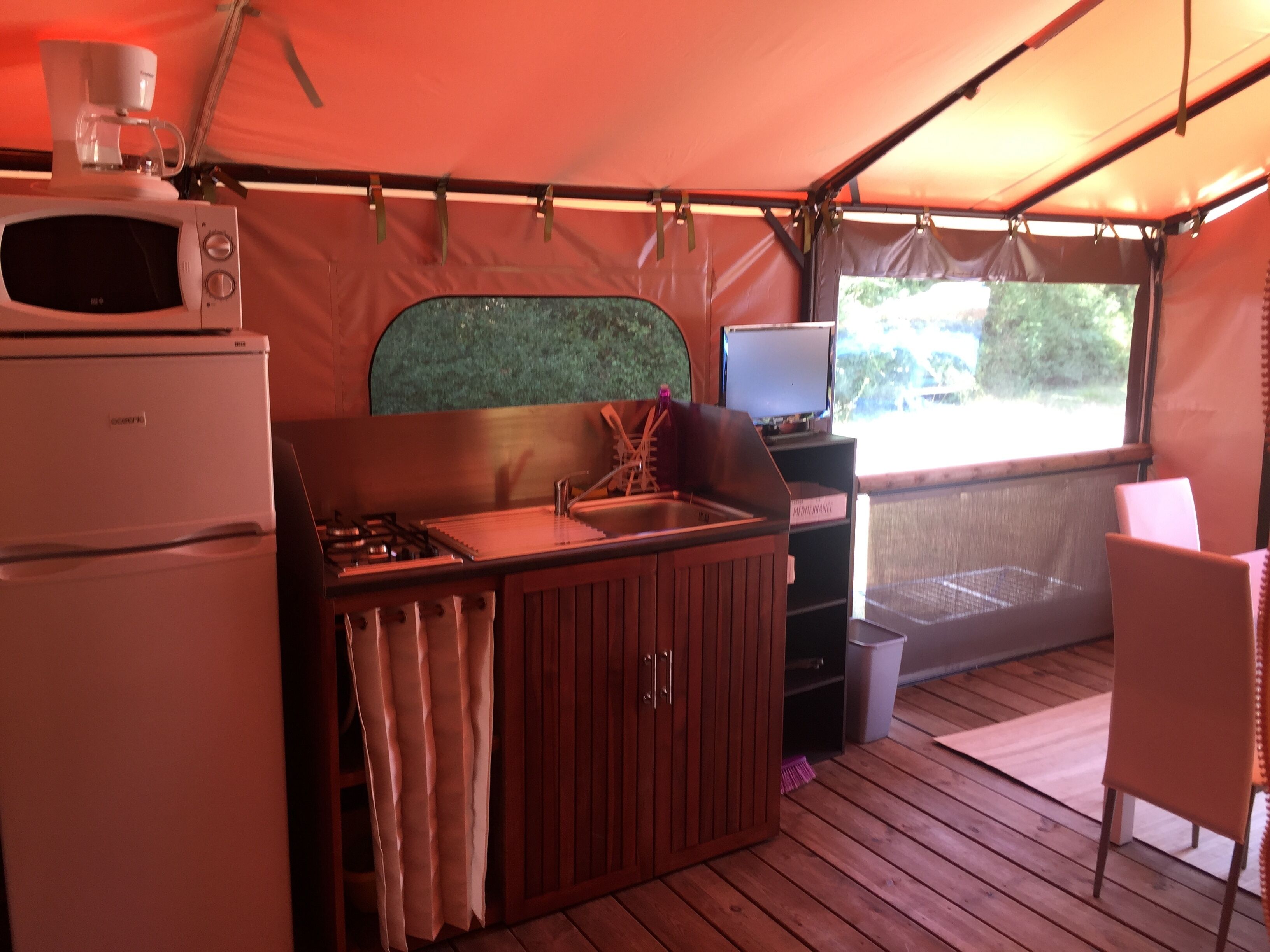 Tente Familiale (Lodge Safari confort) | Coin cuisine privé | Réfrigérateur, micro-ondes, plaque de cuisson